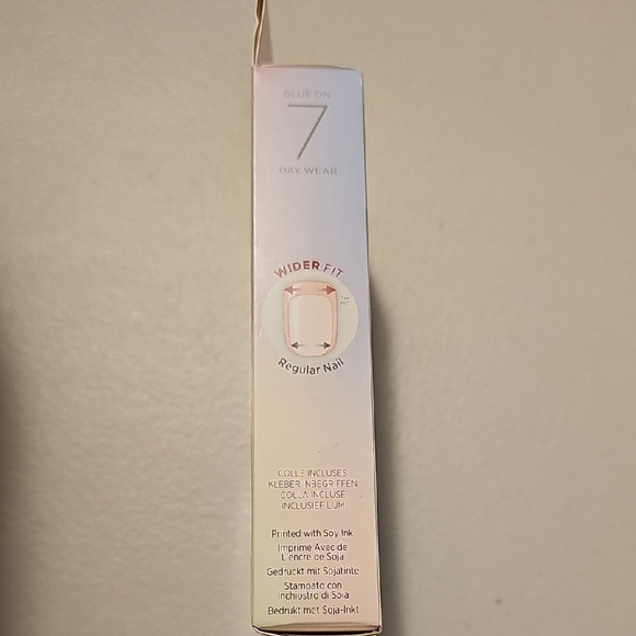 KISS Voguish Fantasy Nail Set - Gold and Black - Picture 3 of 6